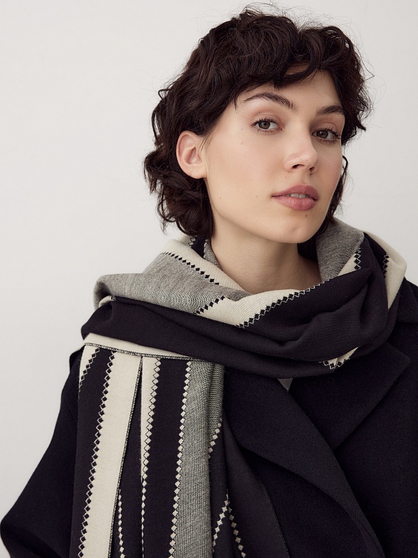 Двухсторонний широкий палантин с геометрическим принтом