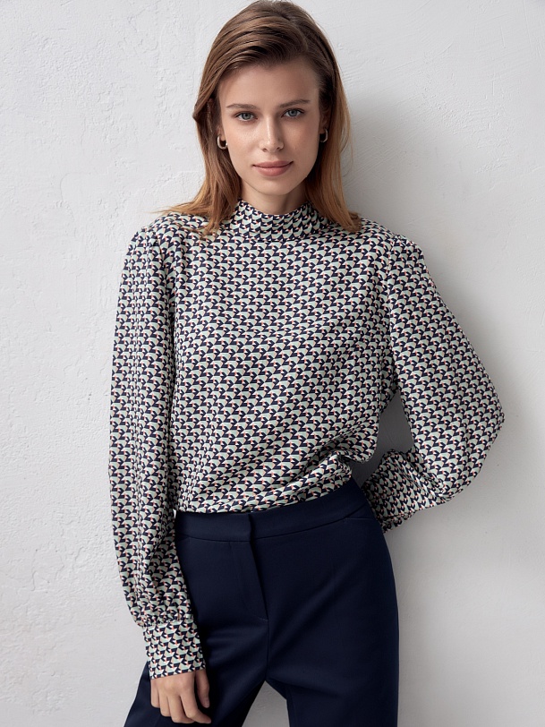 Блуза из тенселя с воротником-стойкой и разрезами по бокам