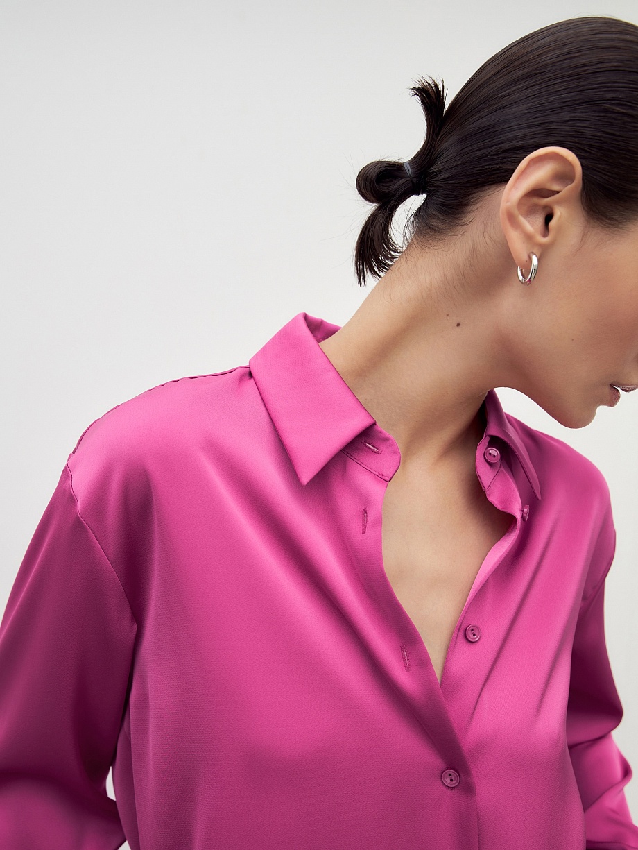 Классическая свободная блузка из яркой атласной ткани