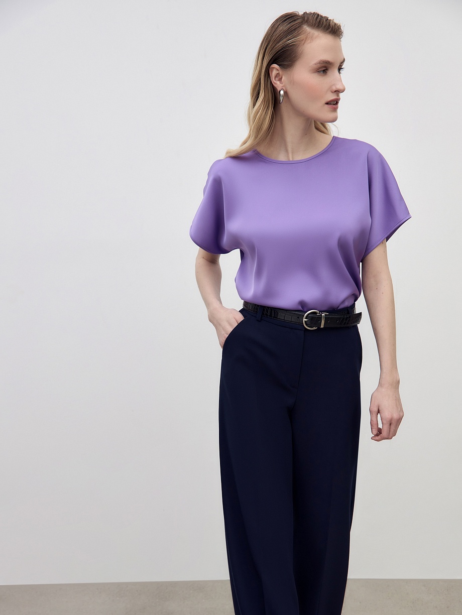 Свободная блуза из сиреневой атласной ткани