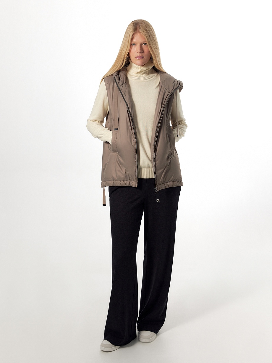 Жилет с шерстяным утеплителем и капюшоном