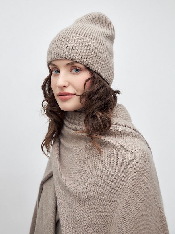 Вязаная шапка-бини с ангорой