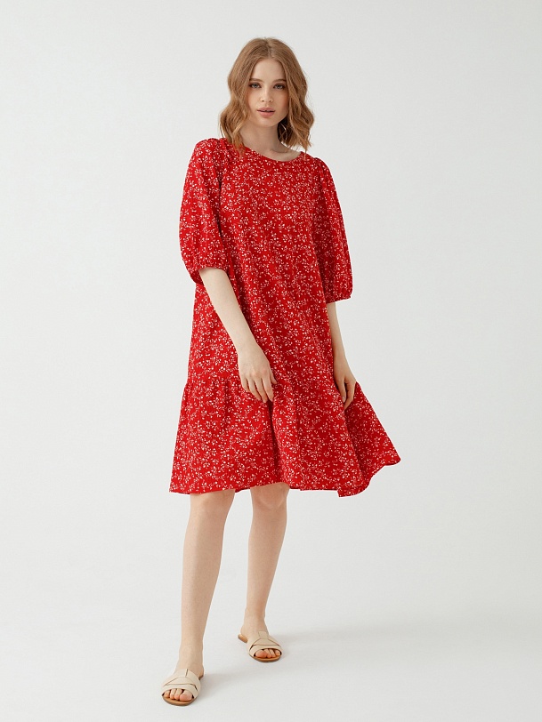 Яркое свободное платье с вырезом на спине