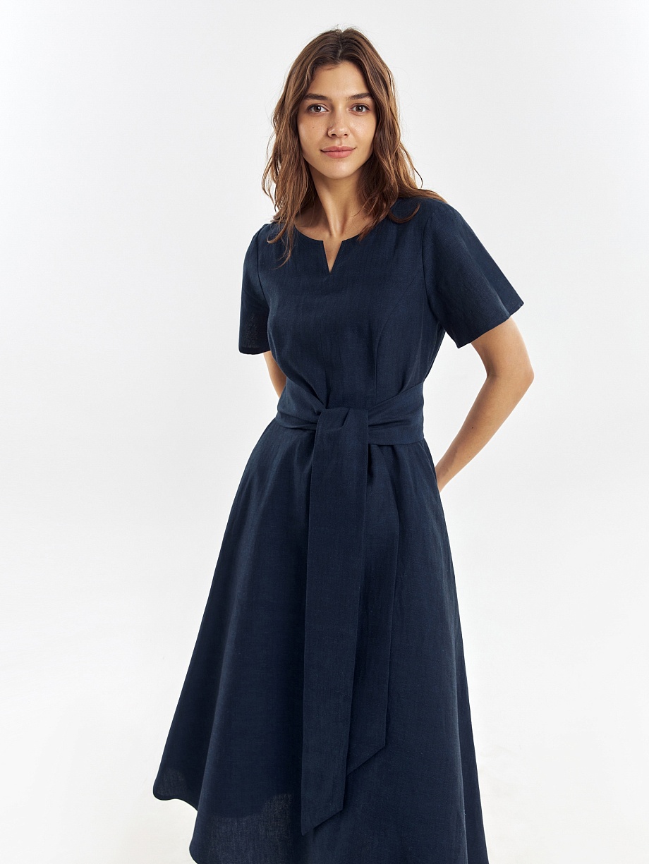 Приталенное платье из хлопка и льна