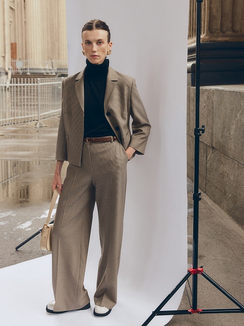 Прямые свободные брюки из костюмной ткани "пье-де-пуль"