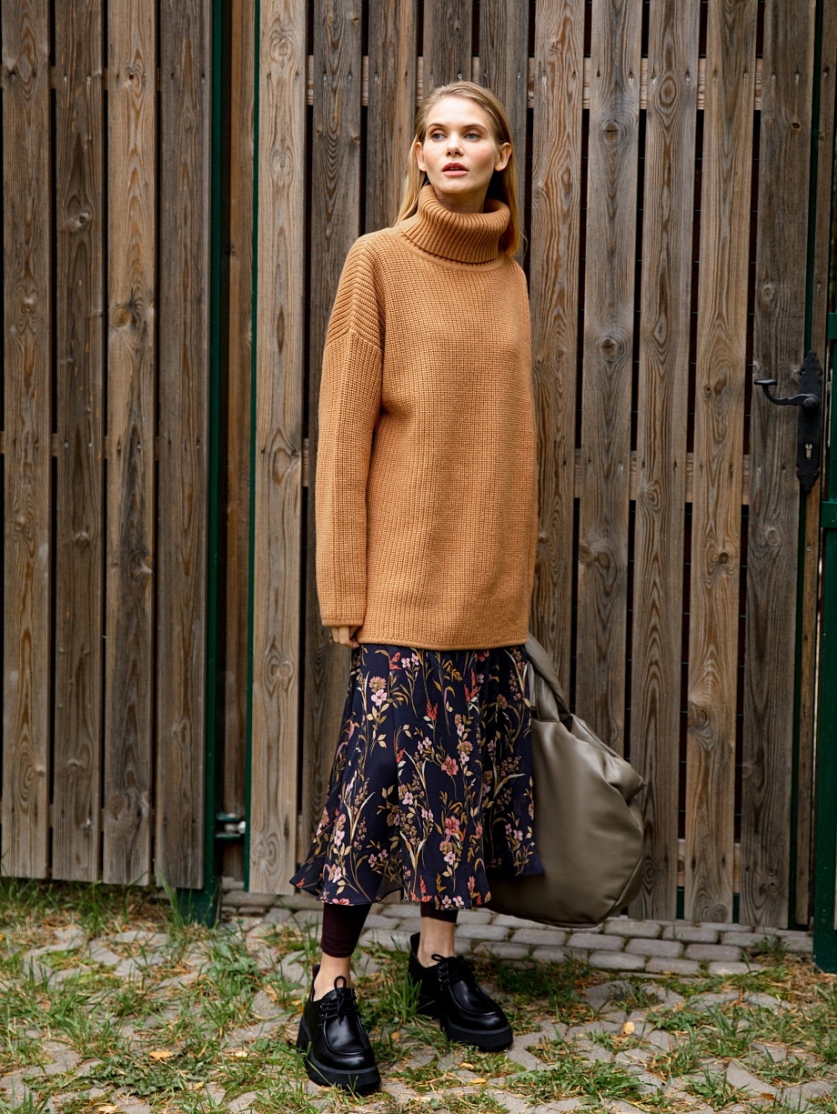 Свободный свитер из фактурного вязаного трикотажа