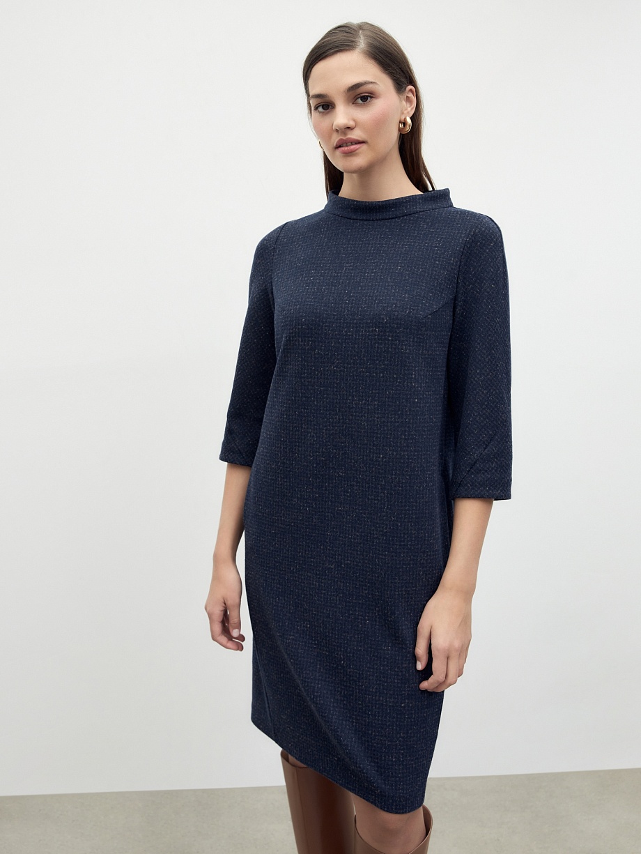 Прямое трикотажное платье с воротником-стойкой