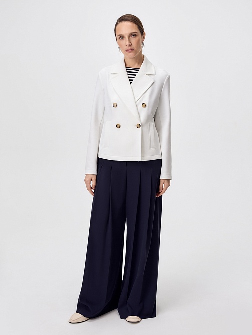 Укороченный жакет из фактурного трикотажа