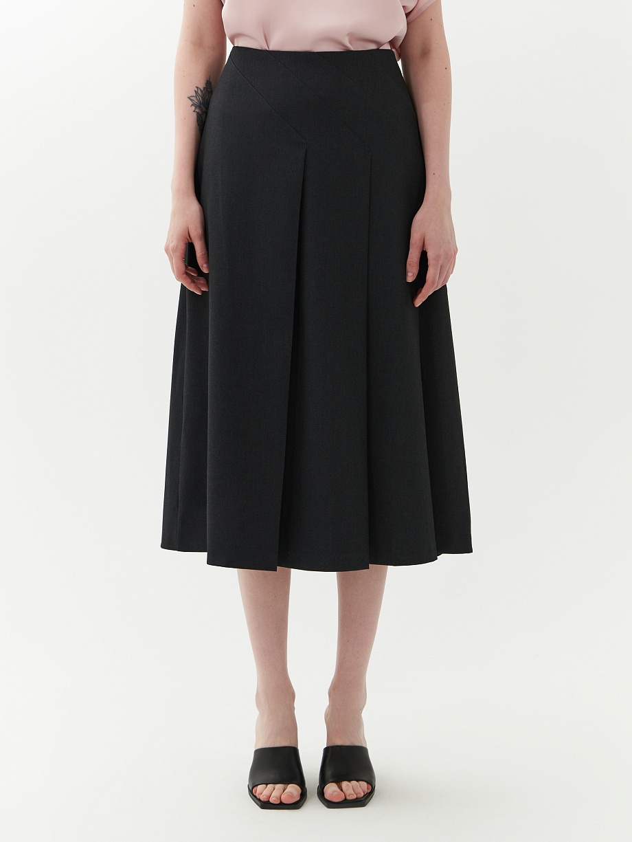Расклешенная юбка с разрезами и складками асимметричного кроя