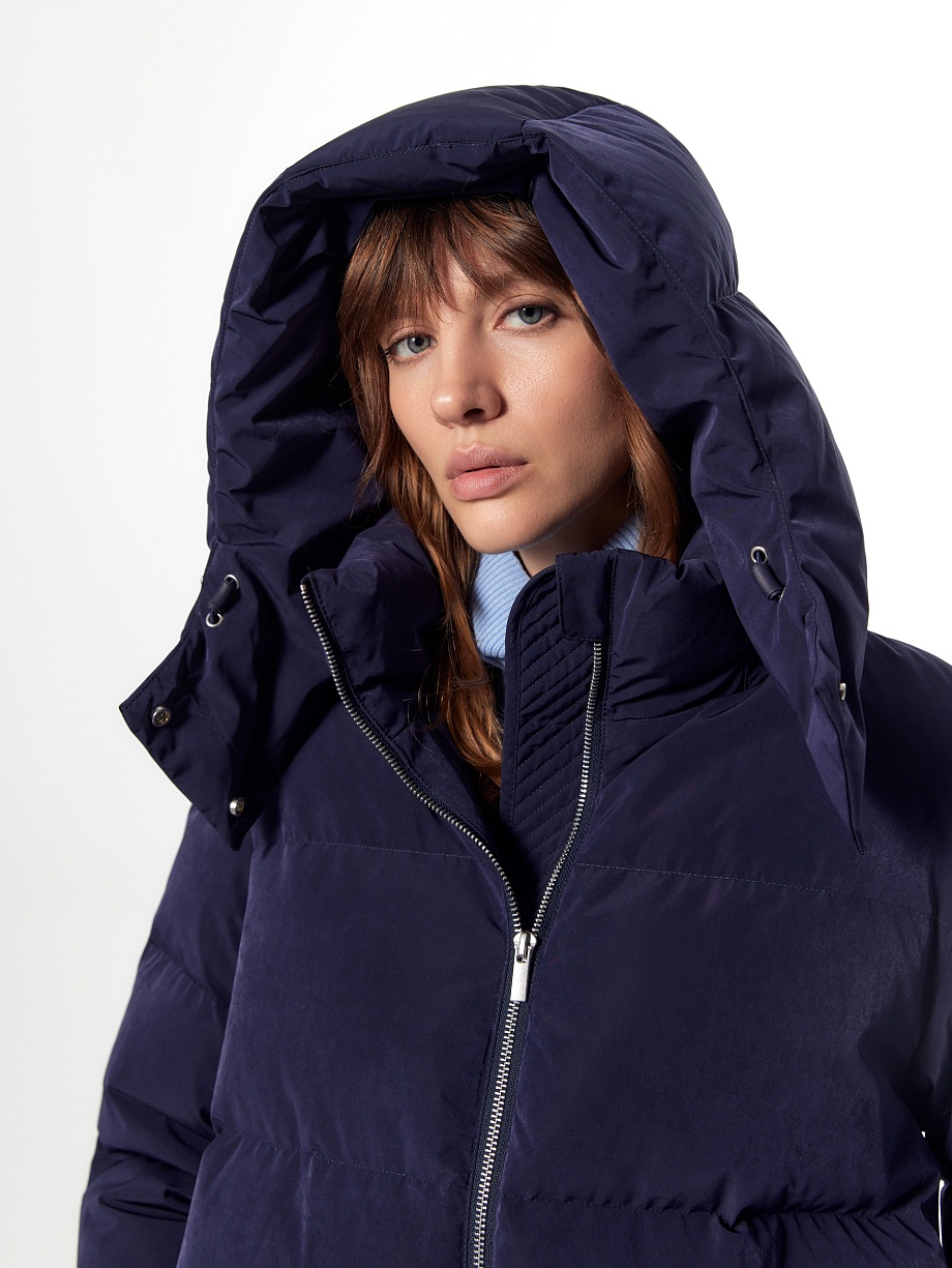 Укороченный пуховик с утеплителем 90% пух и 10% перо и капюшоном