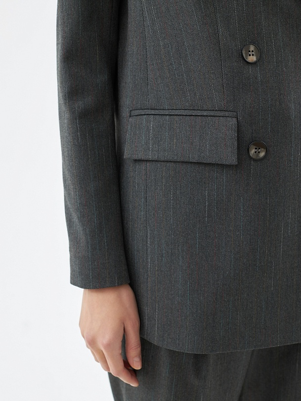 Двубортный жакет прямого силуэта