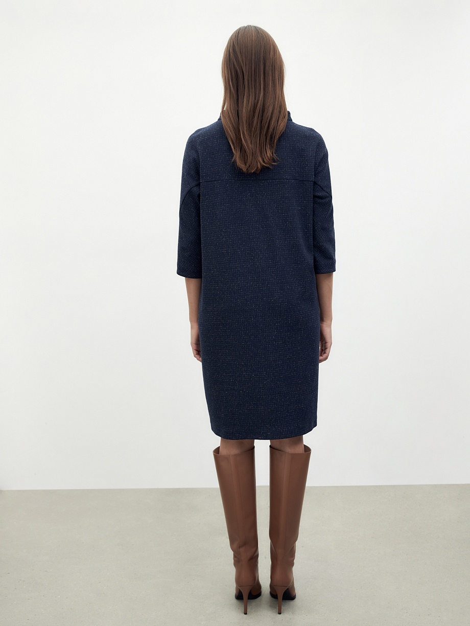 Прямое трикотажное платье с воротником-стойкой