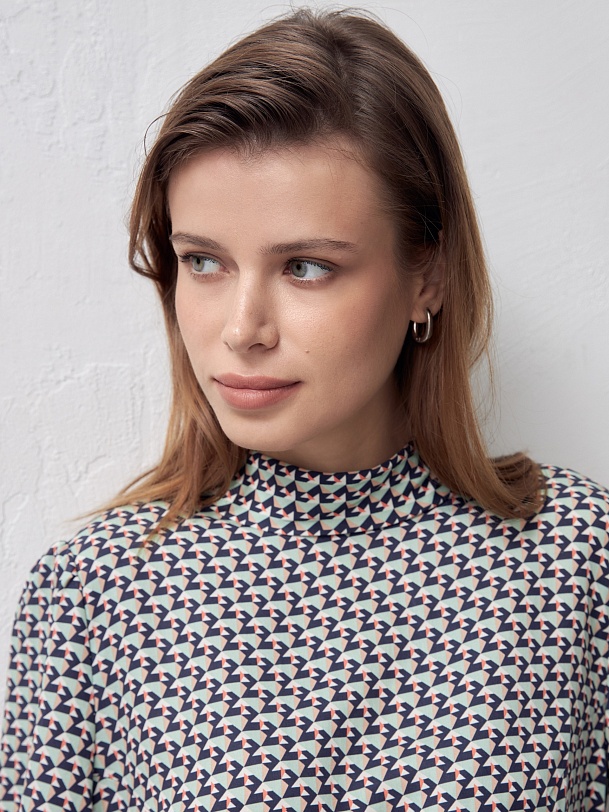 Блуза из тенселя с воротником-стойкой и разрезами по бокам