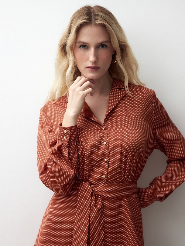 Платье-рубашка в горошек с поясом