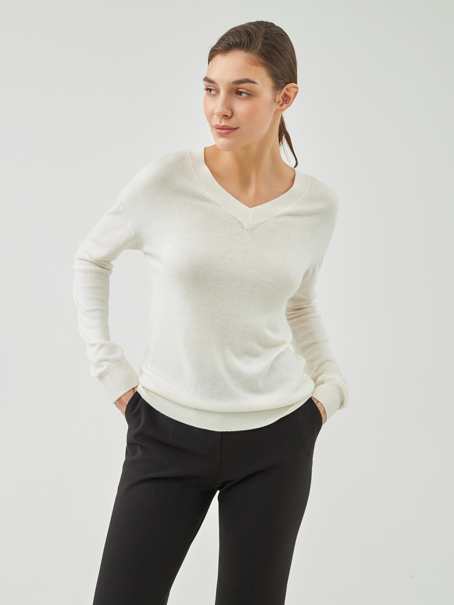 Классический джемпер с V-образным вырезом горловины