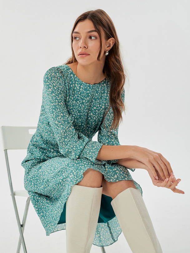 Романтичное платье приталенного силуэта