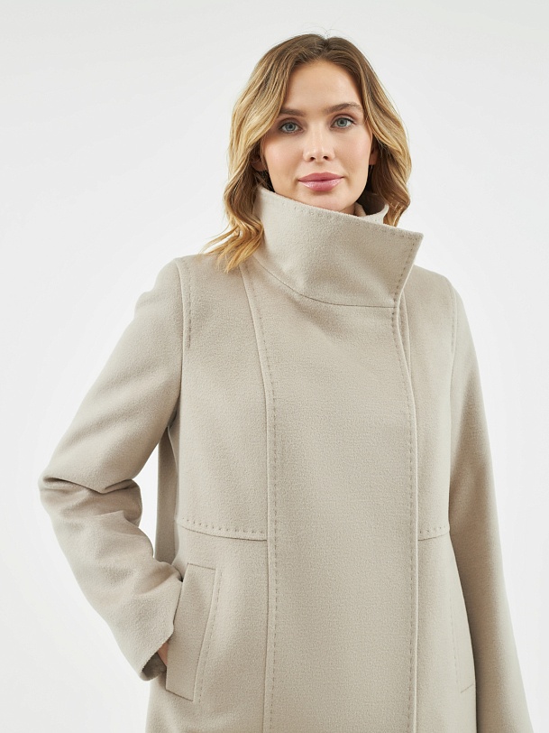 Зимнее пальто из шерсти с меховым воротником и мембраной