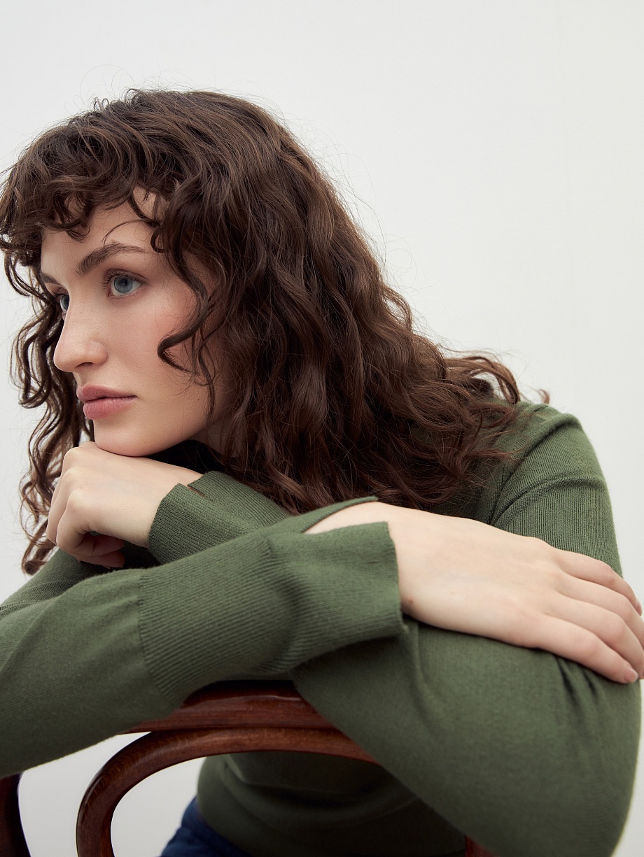 Водолазка с разрезами на рукавах