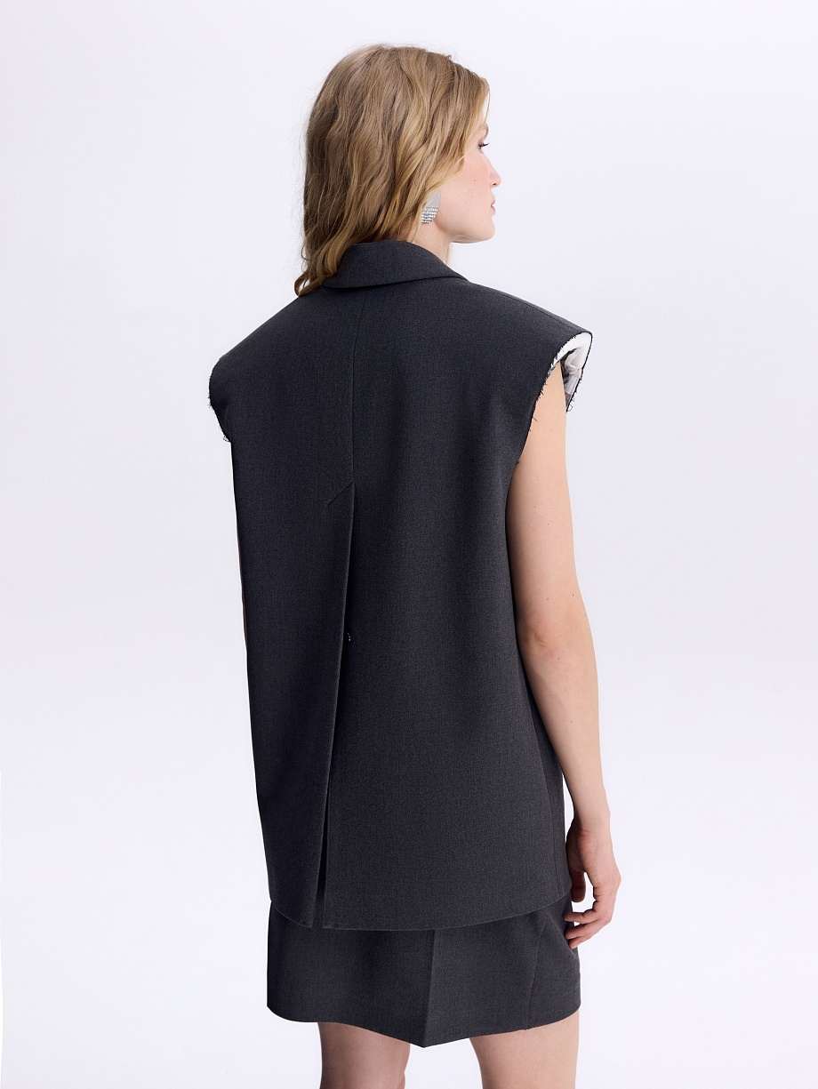 Жилет с необработанными проймами