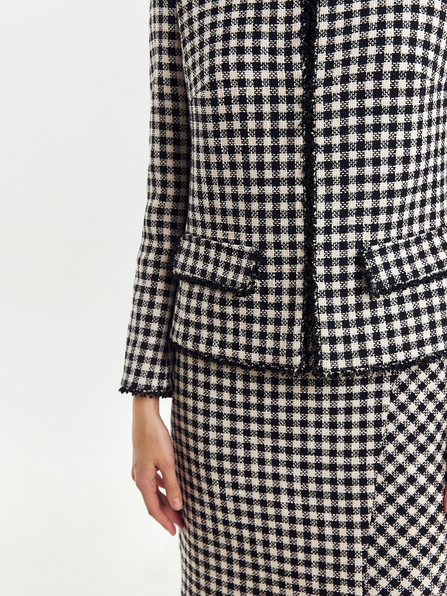 Укороченный жакет из чёрно-белой твидовой ткани