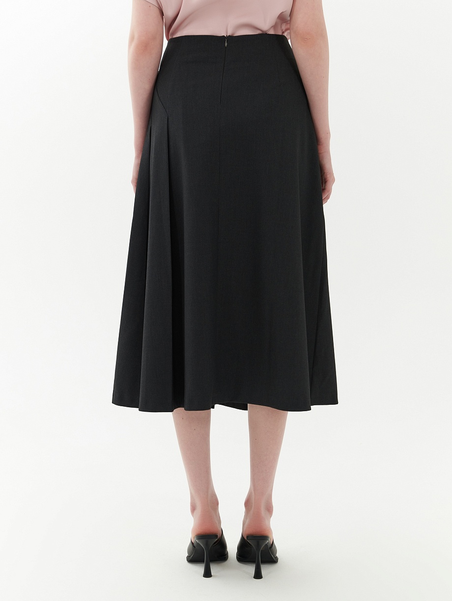 Расклешенная юбка с разрезами и складками асимметричного кроя