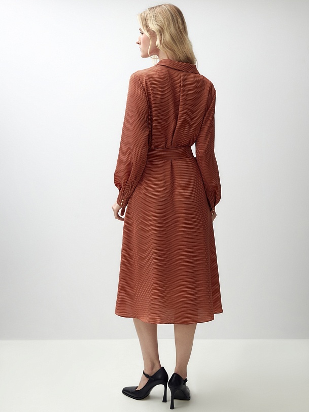 Платье-рубашка в горошек с поясом