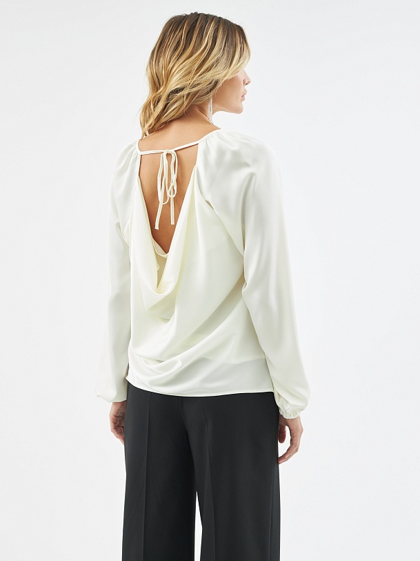Женственная блуза из атласной ткани
