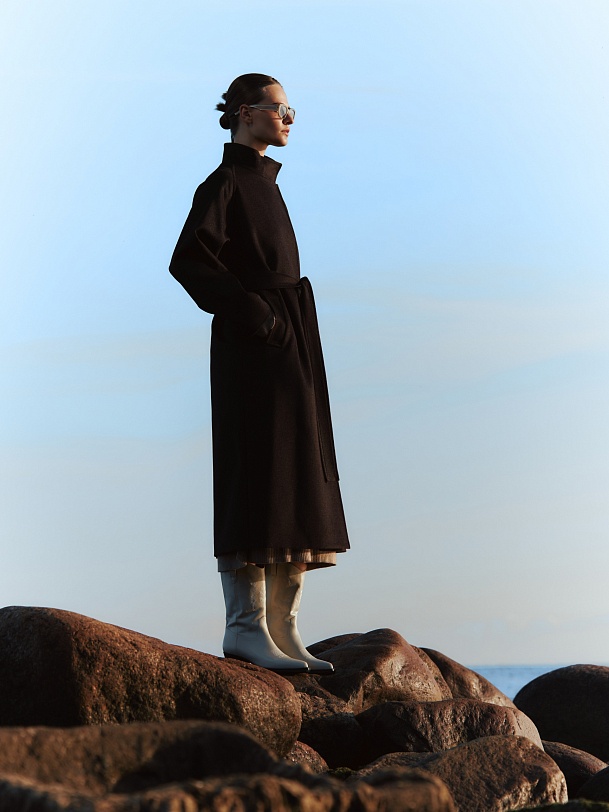 Шерстяное пальто с мембраной и утеплённой спинкой