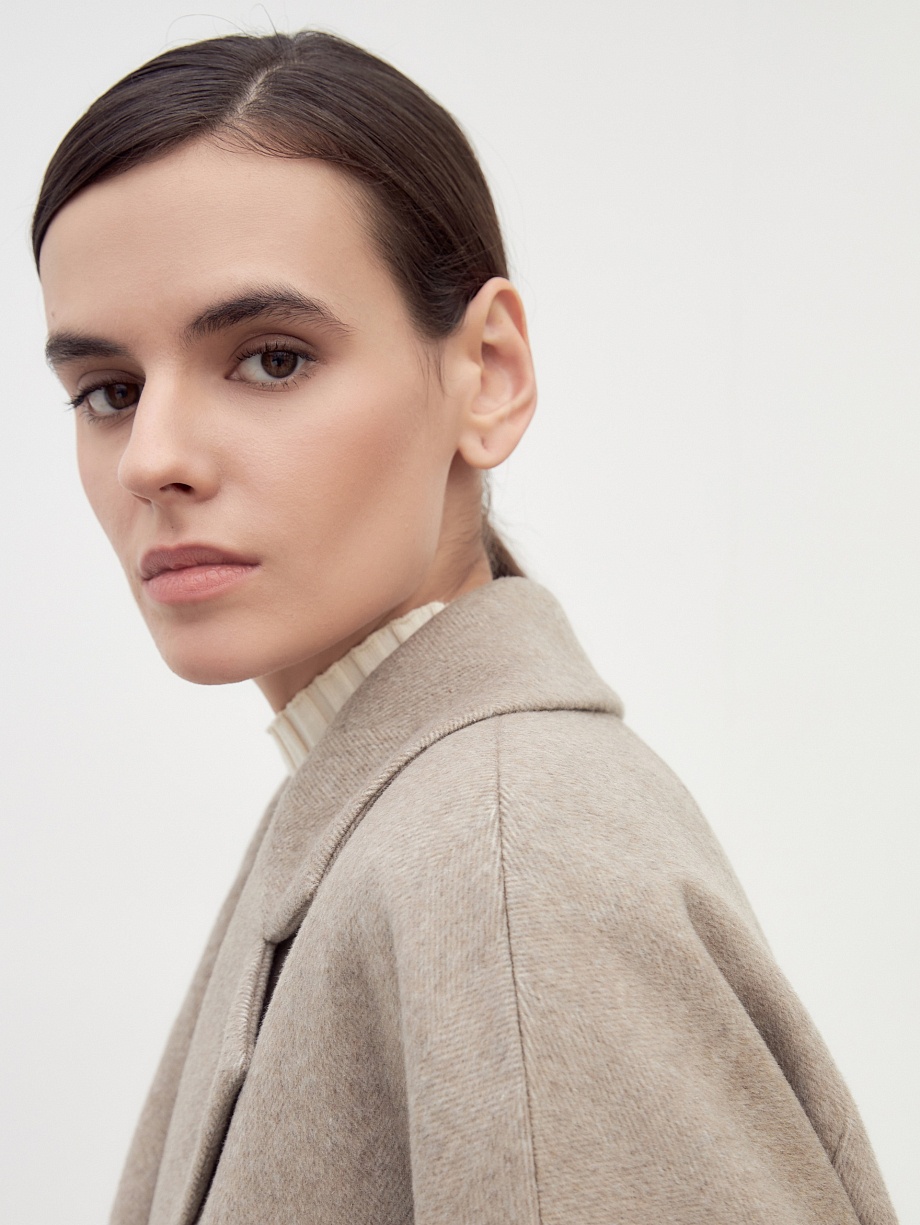 Шерстяное пальто с мембраной и утеплённой спинкой