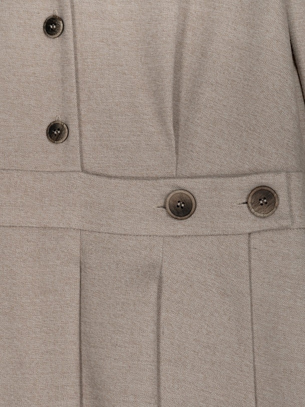 Приталенное платье на запах из костюмной ткани