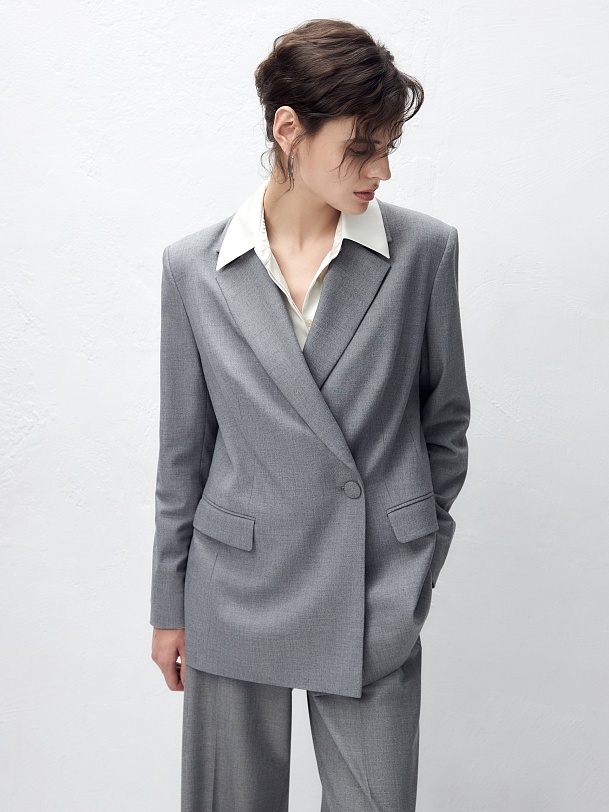 Приталенный двубортный жакет из костюмной ткани