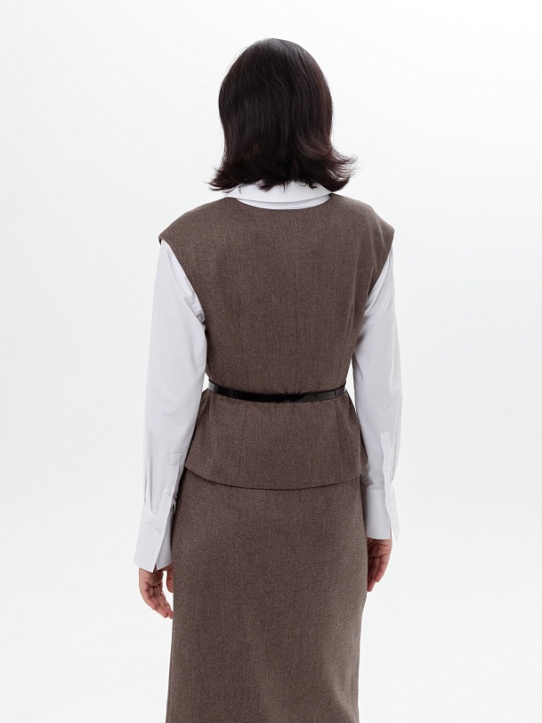 Жилет прилегающего силуэта со спущенной линией плеча