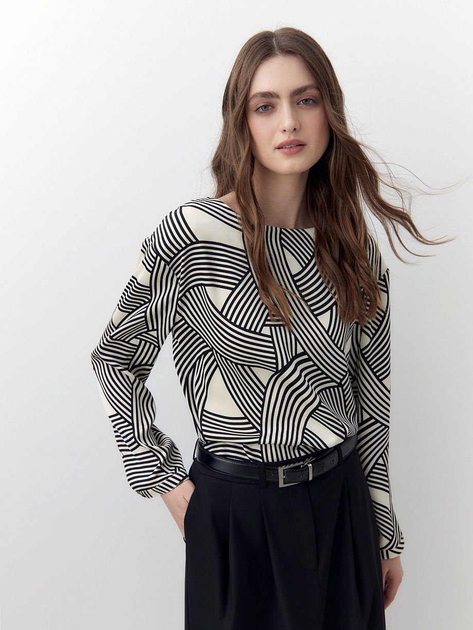 Свободная блуза из атласа с горловиной лодочка