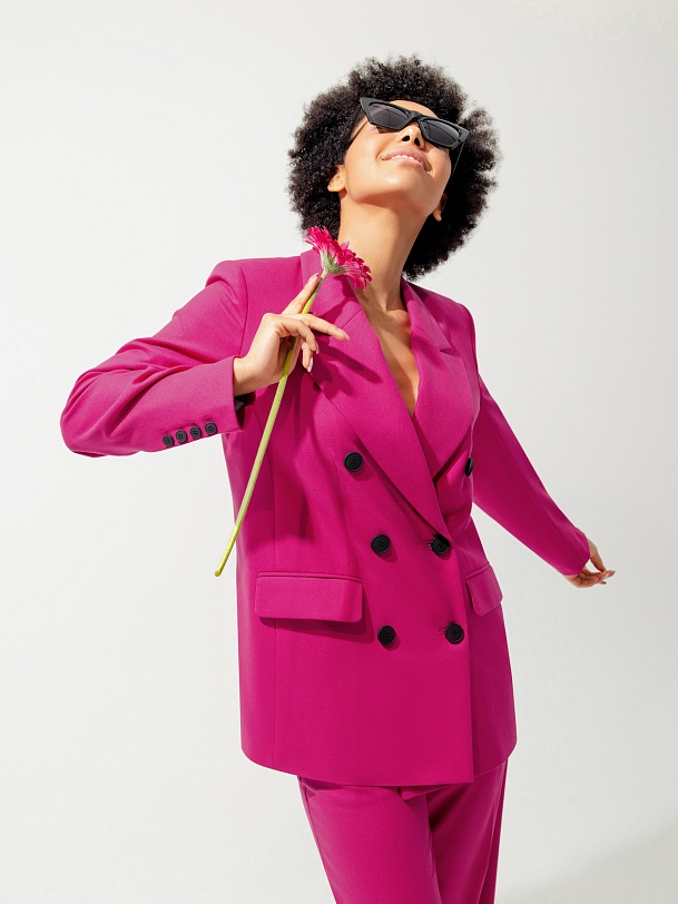 Прямой двубортный жакет цвета фуксия