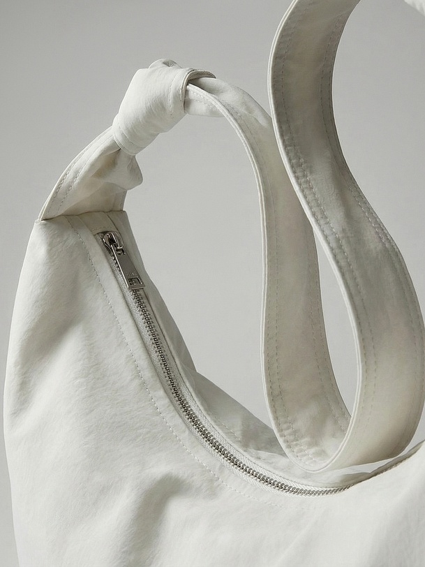 Непромокаемый укороченный плащ с сумкой из той же ткани