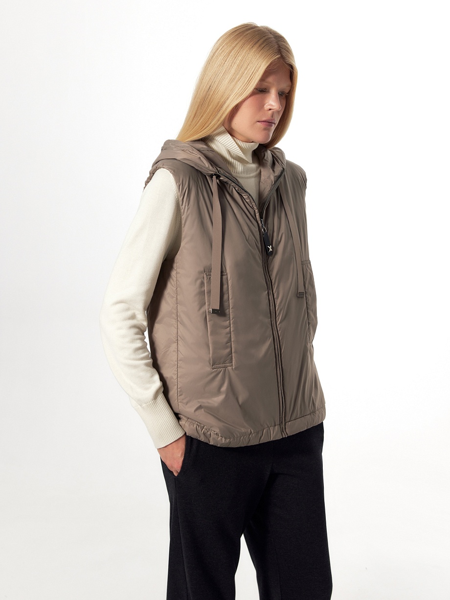 Жилет с шерстяным утеплителем и капюшоном