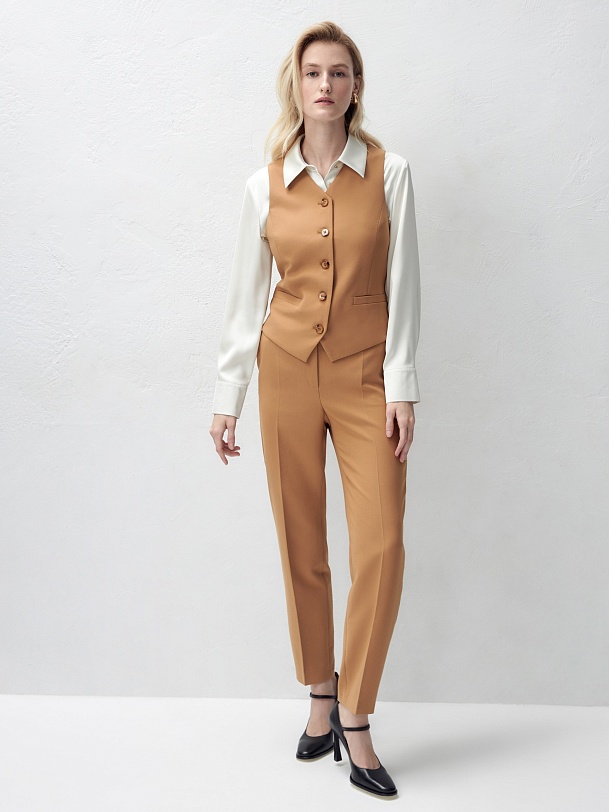 Жилет из костюмной ткани с V-образным вырезом