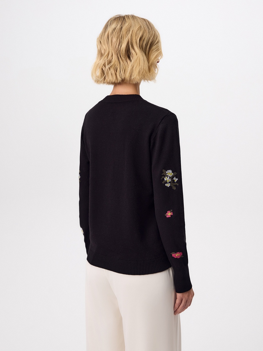 Джемпер с ручной вышивкой