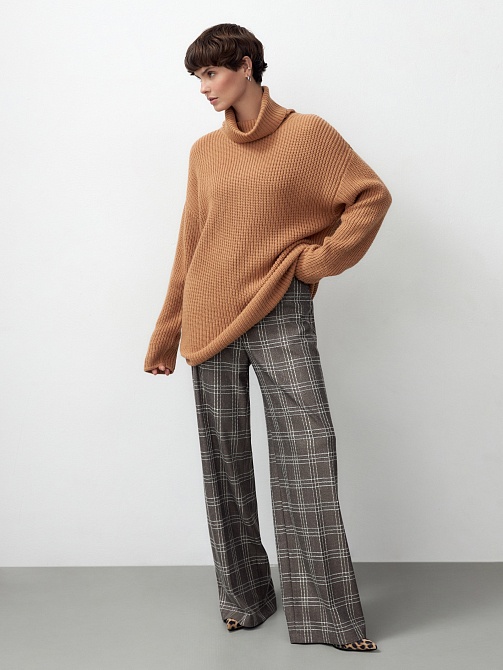 Свободный свитер из фактурного вязаного трикотажа