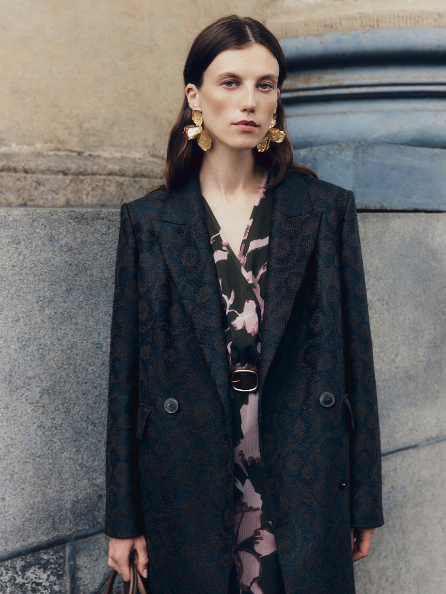 Шерстяное пальто с мембраной и утеплённой спинкой