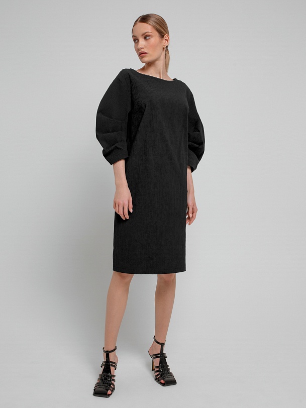 Хлопковое платье из фактурной ткани с объёмными рукавами