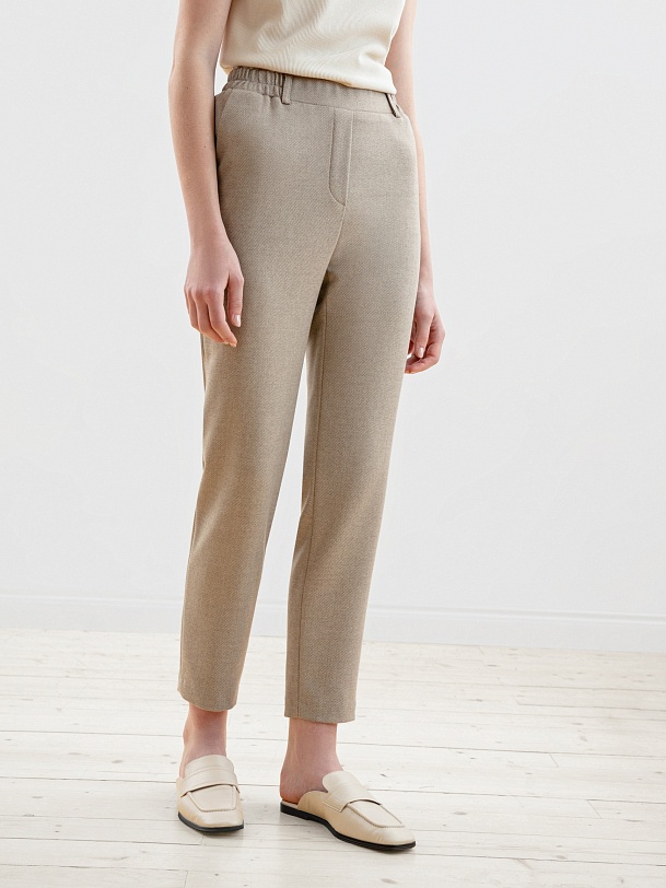 Зауженные к низу брюки