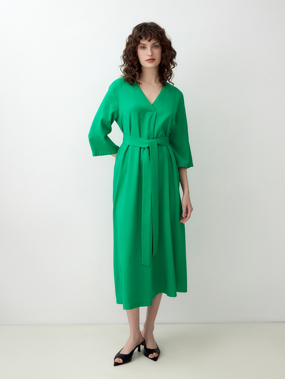 Прямое платье из вискозы с V-образным вырезом и поясом