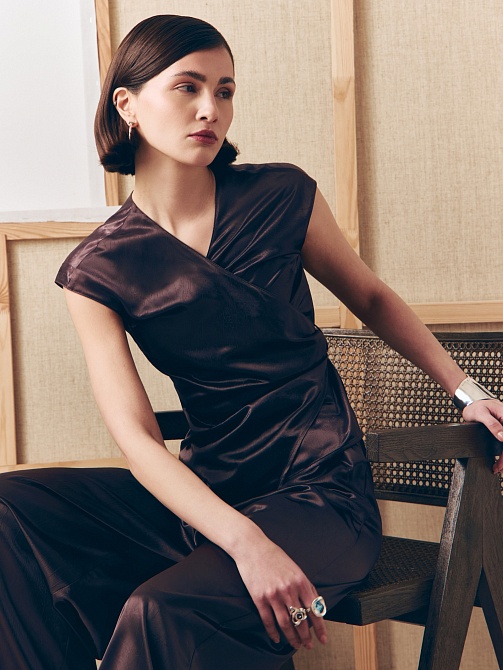 Блуза на запах из жатого атласа