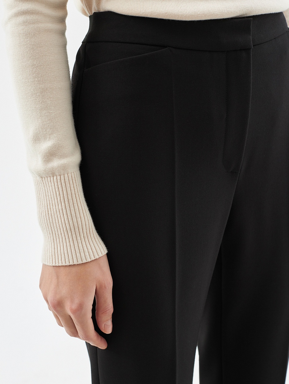 Классические зауженные брюки из костюмной ткани со стрелками