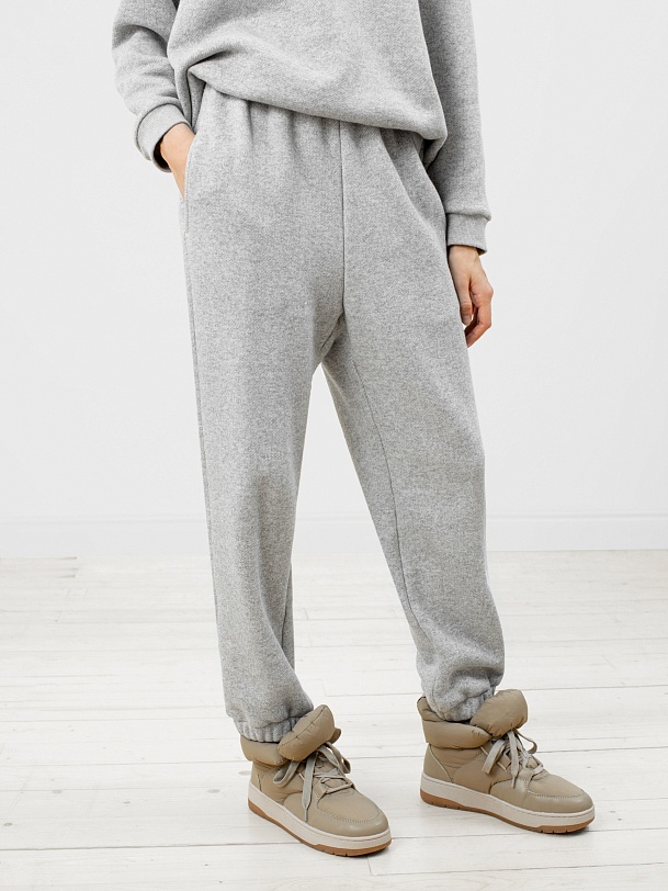 Брюки-джоггеры в стиле спорт-шик