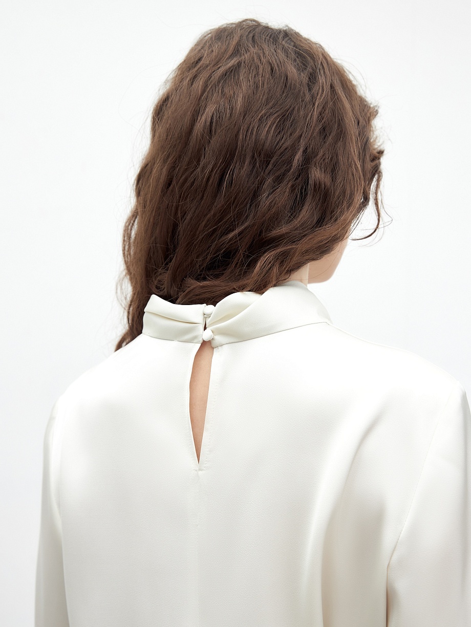 Блуза из атласа в молочном цвете