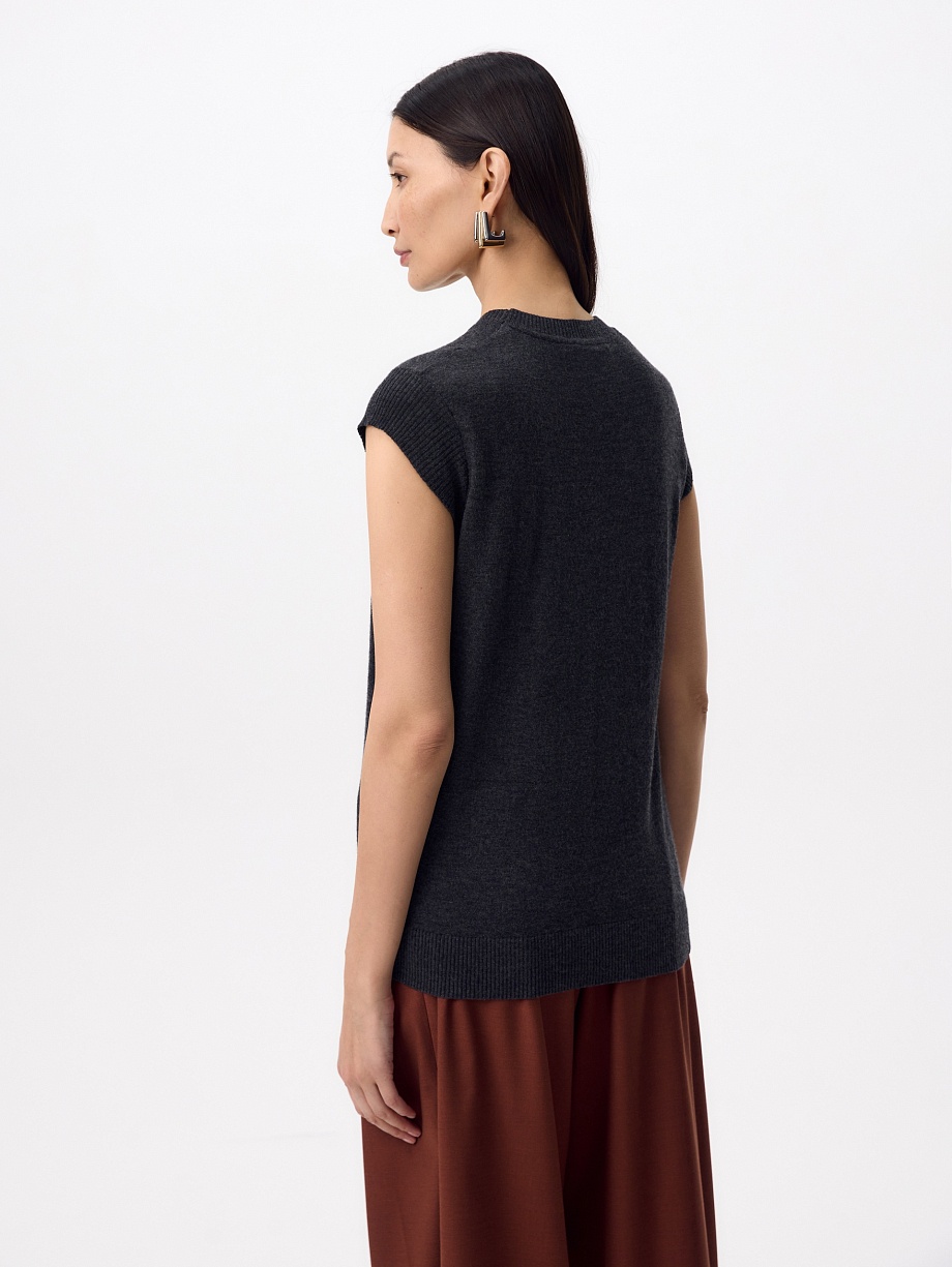 Жилет вязаный