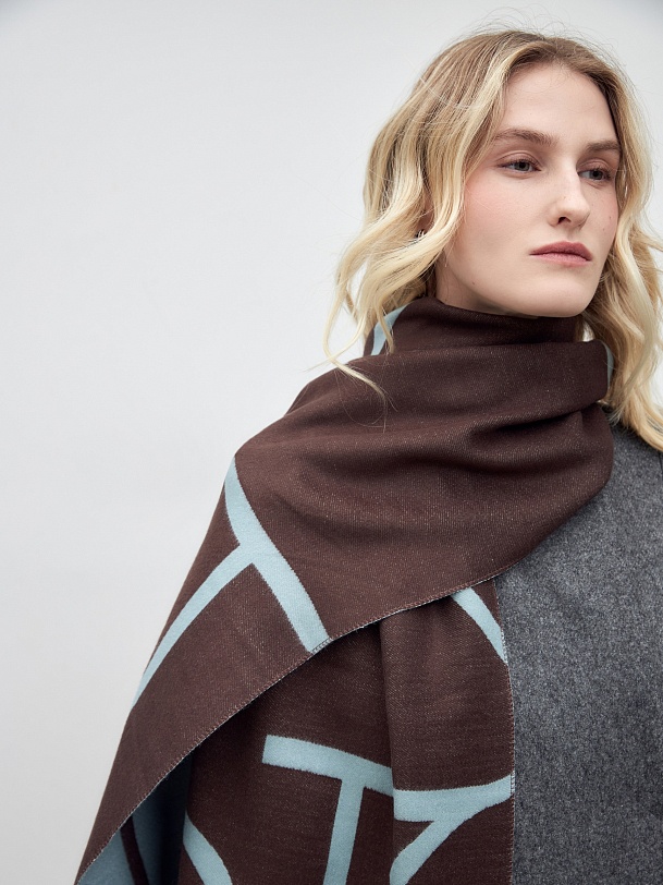 Широкий палантин с абстрактным принтом