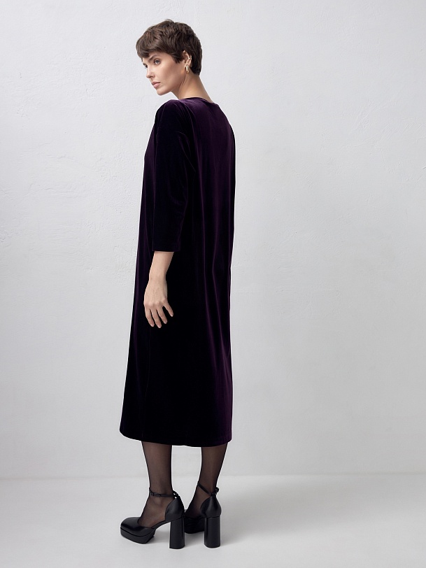 Свободное бархатное платье с поясом
